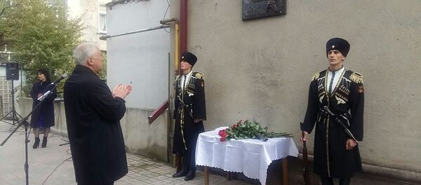 Церемония открытия мемориальной доски первому руководителю республики Торезу Кулумбегову. Церемония открытия мемориальной доски первому руководителю республики Торезу Кулумбегову. - Sputnik Южная Осетия