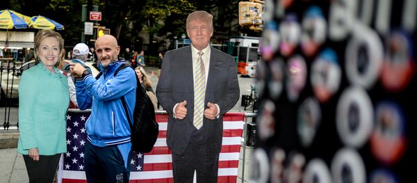 Мужчина фотографируется с ростовыми фигурами кандидатов в президенты США в Нью-Йорке Мужчина фотографируется с ростовыми фигурами кандидатов в президенты США в Нью-Йорке - Sputnik Южная Осетия