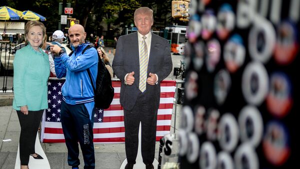 Мужчина фотографируется с ростовыми фигурами кандидатов в президенты США в Нью-Йорке - Sputnik Южная Осетия