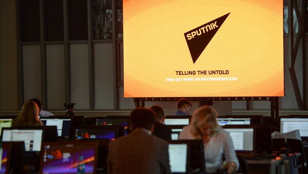 Экран с символикой Международного информационного агентства и радио Sputnik  - Sputnik Южная Осетия