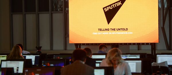Экран с символикой Международного информационного агентства и радио Sputnik (Спутник). Экран с символикой Международного информационного агентства и радио Sputnik (Спутник). - Sputnik Южная Осетия