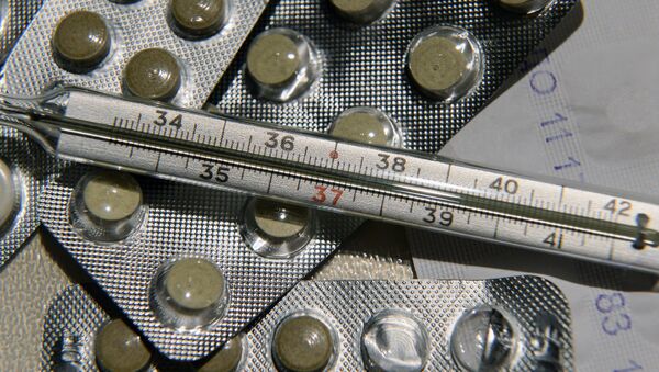 Лекарственные препараты и градусник для измерения температуры - Sputnik Южная Осетия