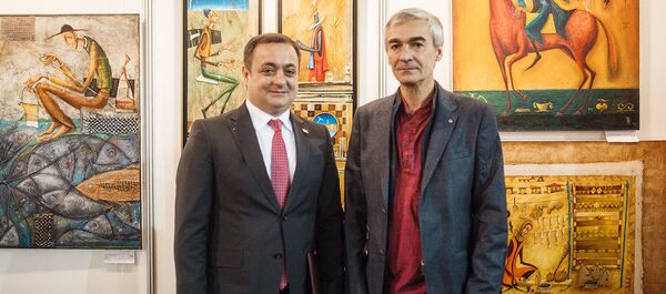 Посол Южной Осетии в России Знаур Гассиев и художник Владимир Гобозов на открытии выставки Посол Южной Осетии в России Знаур Гассиев и художник Владимир Гобозов на открытии выставки - Sputnik Южная Осетия