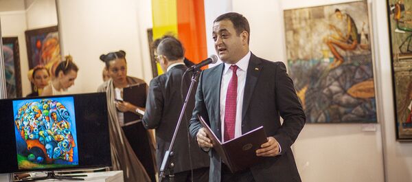 Посол РЮО  в РФ Гассиев  на выставке художника Гобозова - Sputnik Южная Осетия