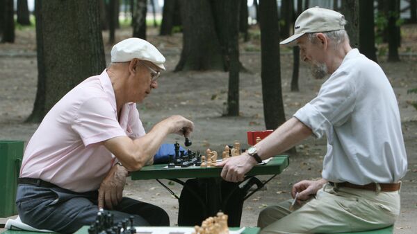 Пожилые люди проводят свой досуг за игрой в шахматы - Sputnik Южная Осетия