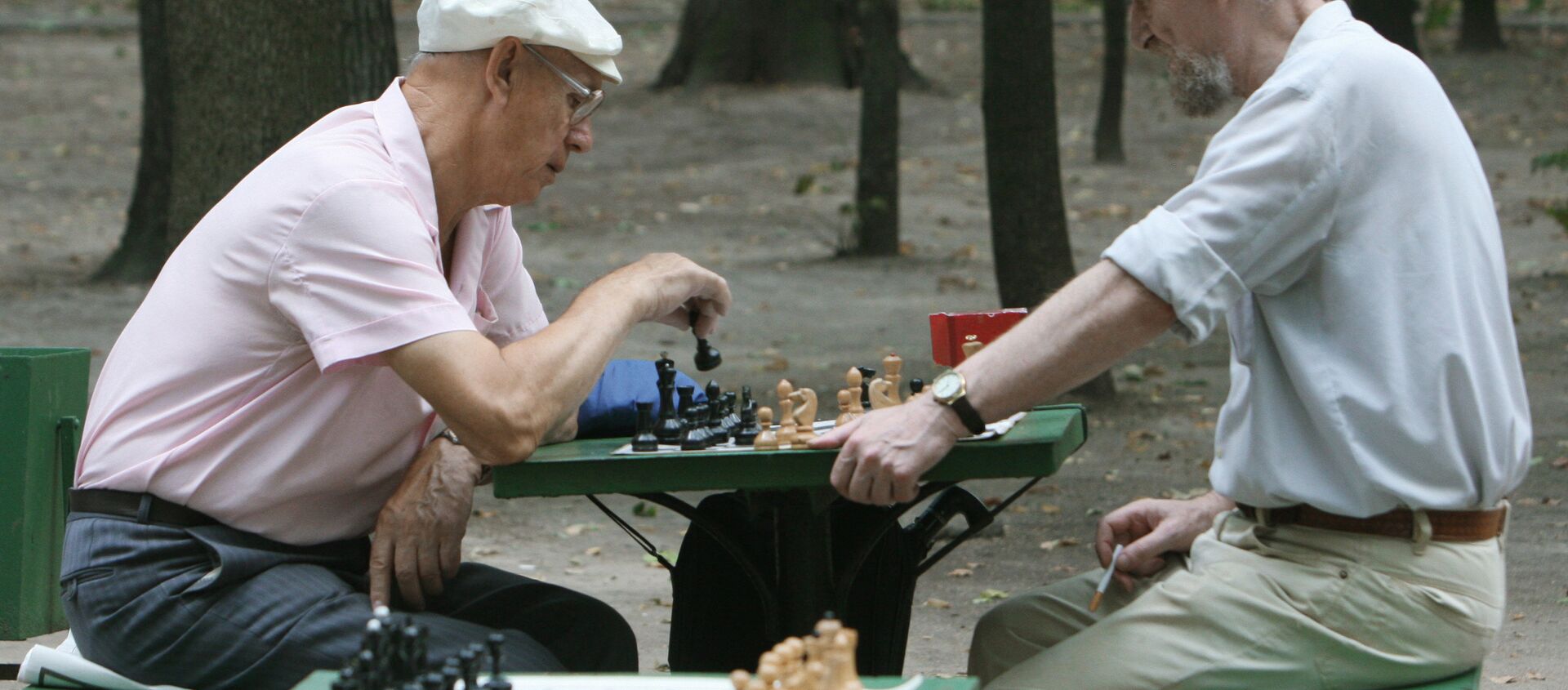 Пожилые люди проводят свой досуг за игрой в шахматы - Sputnik Южная Осетия, 1920, 10.08.2021