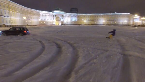 Экстремал на сноуборде проехал по заснеженной Дворцовой площади в Петербурге - Sputnik Южная Осетия