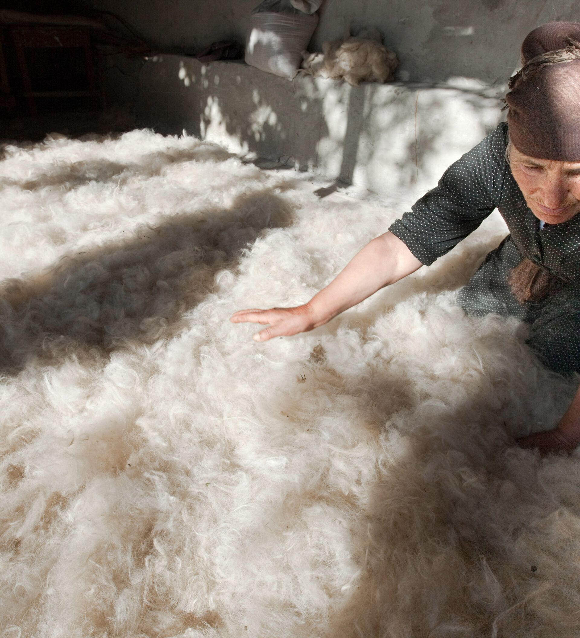 Мытье шерсти. Обработка шерсти. Обработки шерсти славян. Производство шерсти в Дагестане. Этапы переработки шерсти.