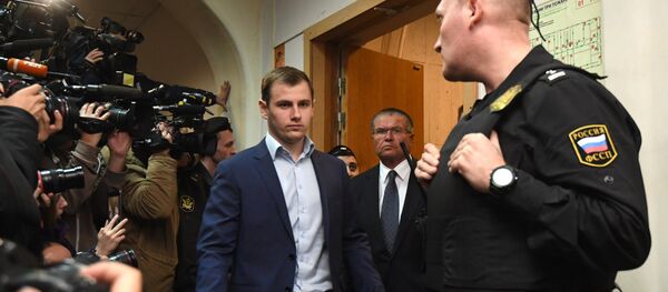 Министр экономического развития РФ Алексей Улюкаев в здании Басманного суда Министр экономического развития РФ Алексей Улюкаев в здании Басманного суда - Sputnik Южная Осетия