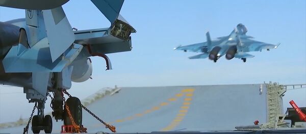 Истребитель Су-33 взлетает с палубы крейсера Адмирал Кузнецов Истребитель Су-33 взлетает с палубы крейсера Адмирал Кузнецов - Sputnik Южная Осетия