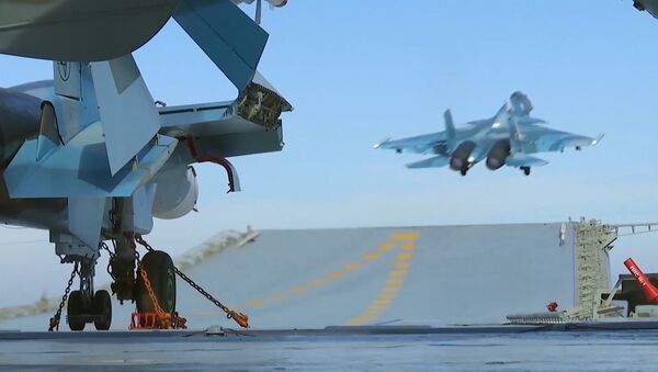 Истребитель Су-33 взлетает с палубы крейсера Адмирал Кузнецов - Sputnik Южная Осетия