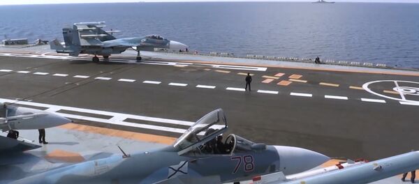Истребитель Су-33 перед взлетом с палубы крейсера Адмирал Кузнецов - Sputnik Южная Осетия