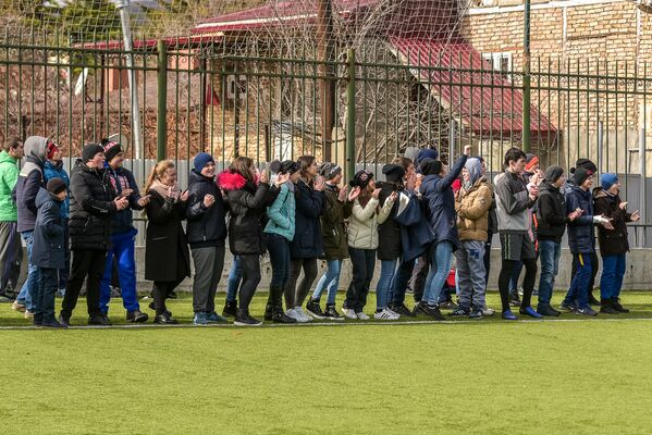 Несмотря на плохую погоду, болельщики поддерживали свои команды. - Sputnik Южная Осетия
