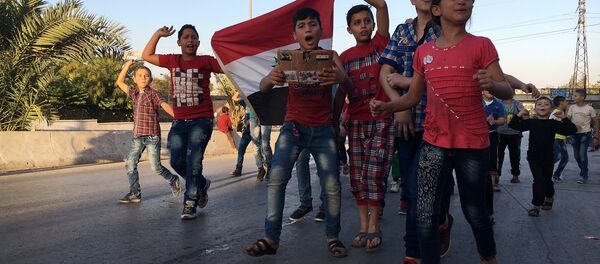 Дети в районе гуманитарного коридора на границе восточного и западного Алеппо Дети в районе гуманитарного коридора на границе восточного и западного Алеппо - Sputnik Южная Осетия