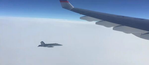 Швейцарский истребитель сблизился с российским бортом. Кадры инцидента Швейцарский истребитель сблизился с российским бортом. Кадры инцидента - Sputnik Южная Осетия