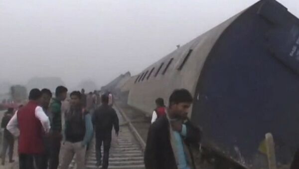 Пассажирский поезд сошел с рельсов в Индии. Кадры с места ЧП - Sputnik Южная Осетия