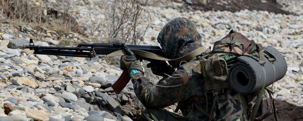 Разведчик десантно-штурмового батальона ведет учебный бой. Разведчик десантно-штурмового батальона ведет учебный бой. - Sputnik Южная Осетия