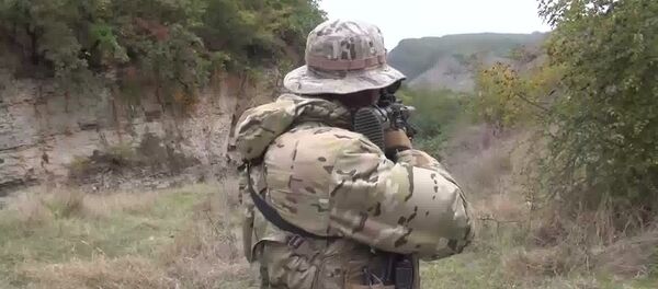 Сотрудник спецназа ФСБ во время проведения оперативно-розыскных мероприятий Сотрудник спецназа ФСБ во время проведения оперативно-розыскных мероприятий - Sputnik Южная Осетия