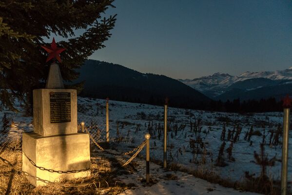 В этой тиши и красоте стоит памятник выходцам из села Шихантур , погибшим на полях ВОВ. - Sputnik Южная Осетия