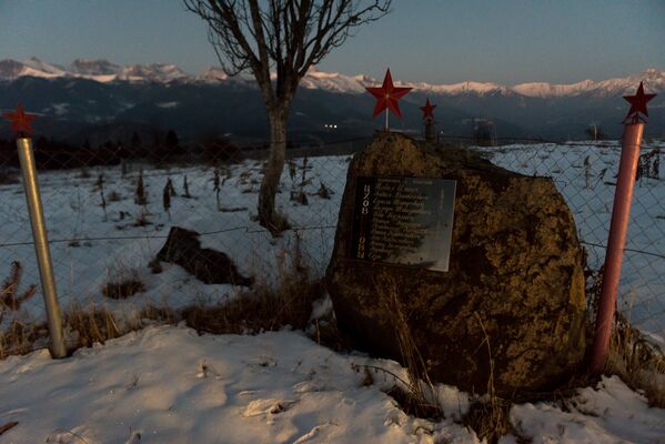 Там же есть еще один памятник — тем, кто не вернулся с войны и считается без вести пропавшими. - Sputnik Южная Осетия