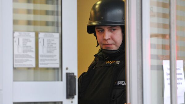 Сотрудник правоохранительных органов в офисе банка - Sputnik Южная Осетия