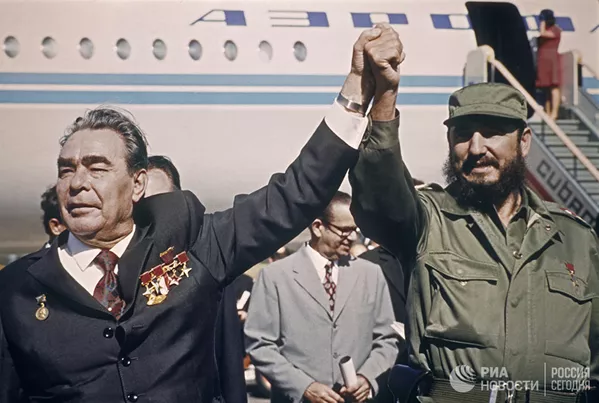 Премьер-министр Республики Куба Фидель Алехандро Кастро Рус провожает генерального секретаря ЦК КПСС Премьер-министр Республики Куба Фидель Алехандро Кастро Рус провожает генерального секретаря ЦК КПСС - Sputnik Южная Осетия