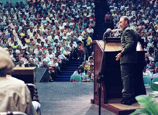 Президент Кубы Фидель Кастро выступает с речью в Сантьяго-де-Куба. 9 января 1998 - Sputnik Южная Осетия