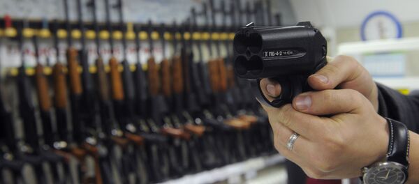 Покупатель осматривает травматический пистолет Оса Покупатель осматривает травматический пистолет Оса - Sputnik Южная Осетия