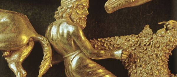 Фрагмент верхнего яруса золотой пекторали Фрагмент верхнего яруса золотой пекторали - Sputnik Южная Осетия