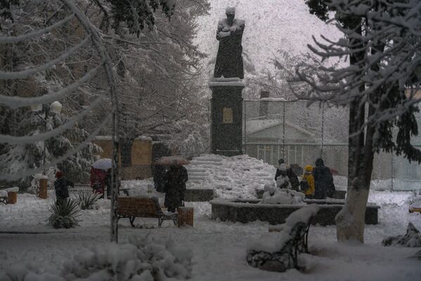 Снег вывел людей на улицы. - Sputnik Южная Осетия