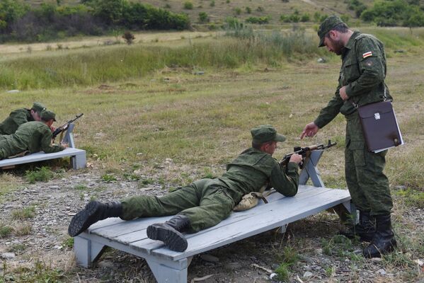 Перед отправкой в военные вузы России курсантов из Южной Осетии готовят на Родине - Sputnik Южная Осетия