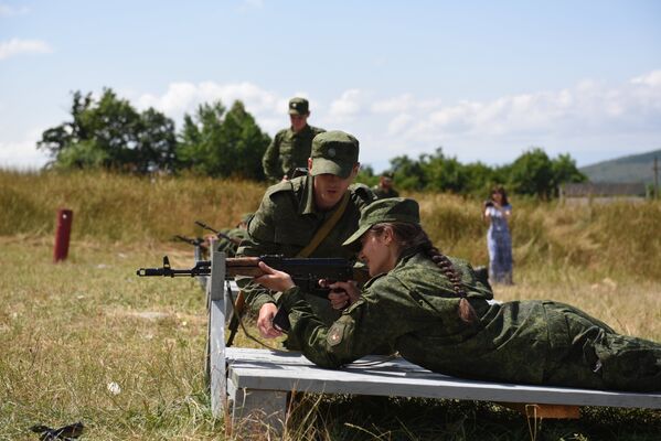 Наибольший интерес у курсантов вызывает обучение стрельбе из автомата. - Sputnik Южная Осетия