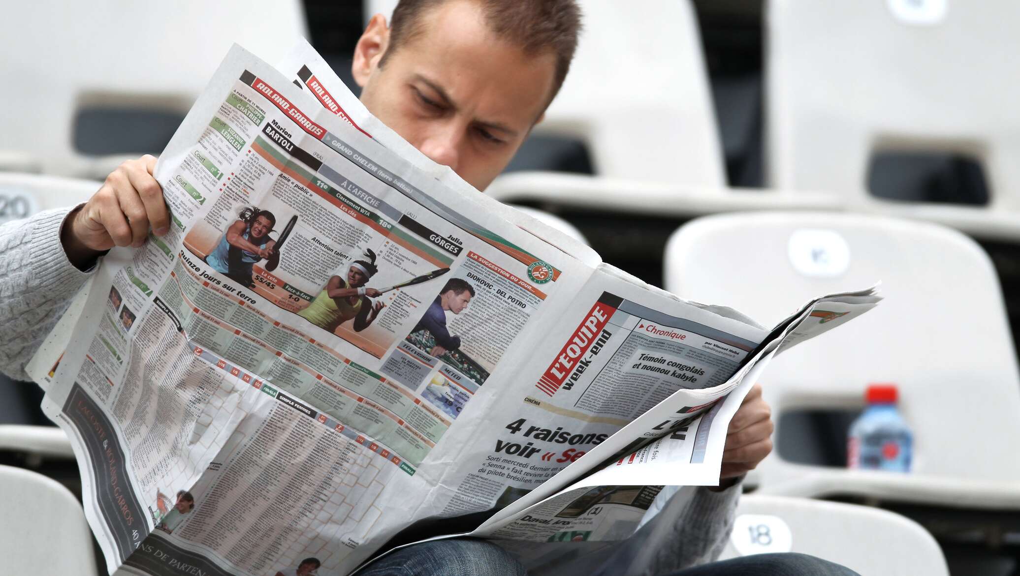 Читать газеты рф. Человек читает газету. Человек с газетой. Чтение газет и журналов. Люди читают газеты и журналы.