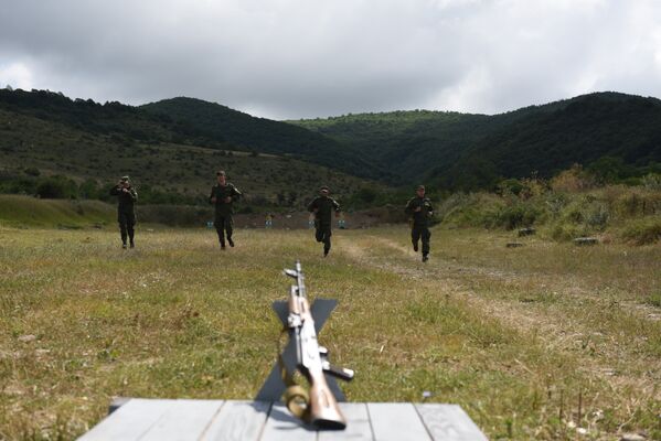 Во второй серии курсанты выполняют упражнение на оценку. - Sputnik Южная Осетия