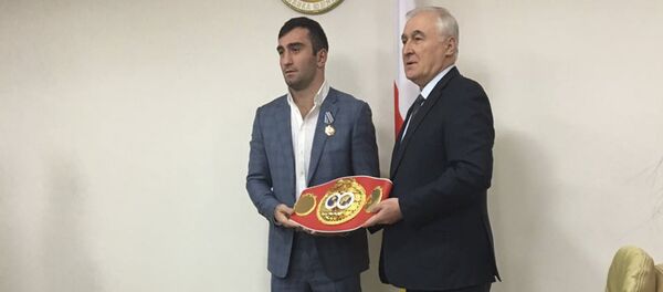 Леонид Тибилов награждает Мурата Гассиева Леонид Тибилов награждает Мурата Гассиева - Sputnik Хуссар Ирыстон