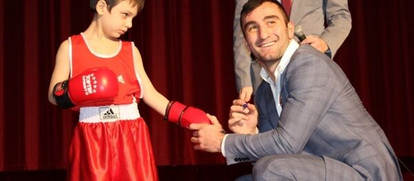 Встреча Мурата Гассиева с болельщиками в Цхинвале Встреча Мурата Гассиева с болельщиками в Цхинвале - Sputnik Хуссар Ирыстон