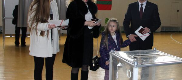 Председатель Верховного совета Вадим Красносельский с супругой Светланой и дочерьми на одном из избирательных участков в Тирасполе Председатель Верховного совета Вадим Красносельский с супругой Светланой и дочерьми на одном из избирательных участков в Тирасполе - Sputnik Хуссар Ирыстон