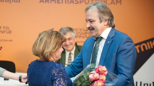 Встреча Казбека Кудзаева с бывшей пациенткой в пресс-центре Sputnik Армения - Sputnik Южная Осетия
