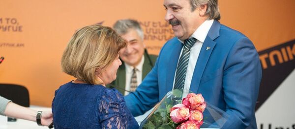 Встреча Казбека Кудзаева с бывшей пациенткой в пресс-центре Sputnik Армения Встреча Казбека Кудзаева с бывшей пациенткой в пресс-центре Sputnik Армения - Sputnik Южная Осетия