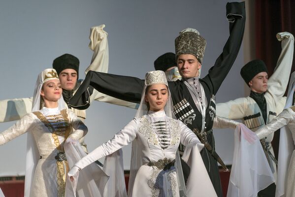 Учащиеся лицея занимаются по самым различным направлениям: инструментальное исполнительство, хореография, хор, рисование - Sputnik Южная Осетия