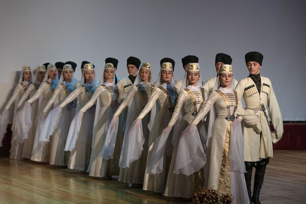 В начале торжественного концерта с традиционным Симд-ом на сцену вышел ансамбль танца Скифы - Sputnik Южная Осетия