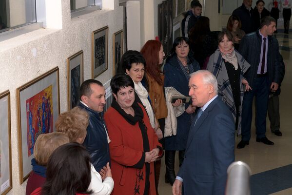 Поздравить педагогов, учеников и их родителей в Чермен пришло множество гостей, в том числе президент Леонид Тибилов - Sputnik Южная Осетия