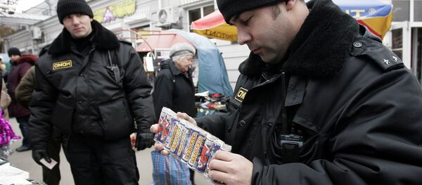 Сотрудники ОМОНа проверяют новогоднюю уличную ярмарку Сотрудники ОМОНа проверяют новогоднюю уличную ярмарку - Sputnik Хуссар Ирыстон