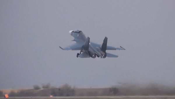 Истребители Су-30СМ в небе над Крымом. Кадры тренировочного полета - Sputnik Южная Осетия