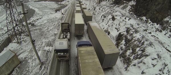 На КПП Верхний Ларс скопились сотни большегрузных фур. Съемка с дрона На КПП Верхний Ларс скопились сотни большегрузных фур. Съемка с дрона - Sputnik Южная Осетия
