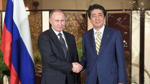 Президент РФ Владимир Путин и премьер-министр Японии Синдзо Абэ во время встречи в городе Нагато - Sputnik Южная Осетия