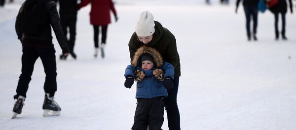 Женщина учит ребенка кататься на коньках Женщина учит ребенка кататься на коньках - Sputnik Южная Осетия