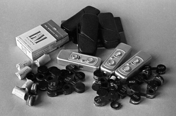 Фотопленки и тайник, замаскированные под коробку из сигарет Фотопленки и тайник, замаскированные под коробку из сигарет - Sputnik Южная Осетия