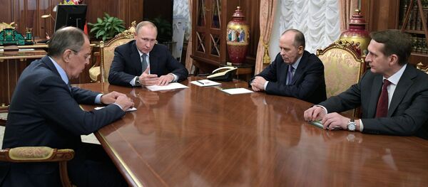 Президент РФ В. Путин провел совещание с главой МИД РФ, директором СВР и главой ФСБ Президент РФ В. Путин провел совещание с главой МИД РФ, директором СВР и главой ФСБ - Sputnik Южная Осетия