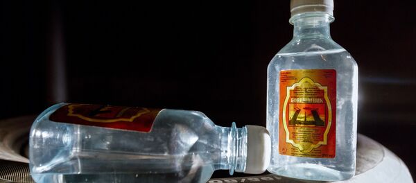 Емкости со спиртосодержащим средством с боярышником Емкости со спиртосодержащим средством с боярышником - Sputnik Южная Осетия